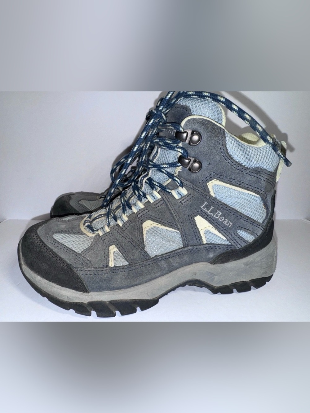 L.L. Bean Hiking Boots Women’s Size 6 Medium  Lace Up Pre Owned Fair Condition